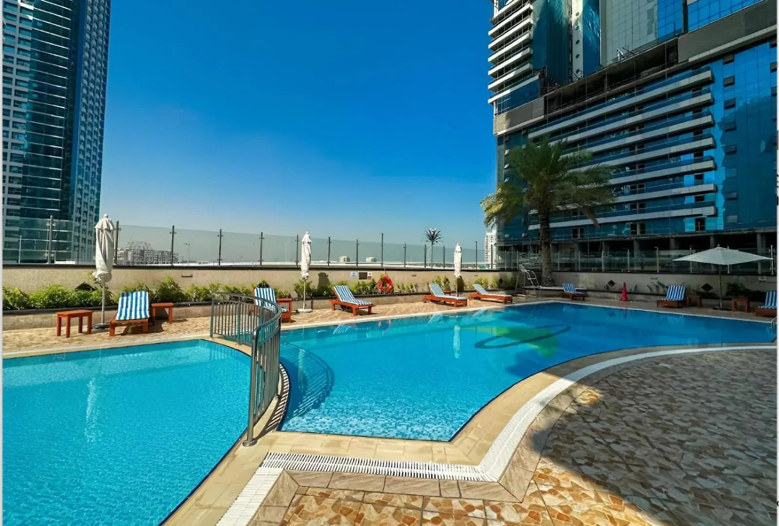 Apartamento Earthy & Sharp - Studio With Lake View - Jlt Dubái